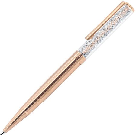 regalar bolígrafo brillante a mujer guapa, joven, estilosa